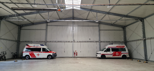 &amp;nbsp;
Fahrzeughalle mit Parkplätzen